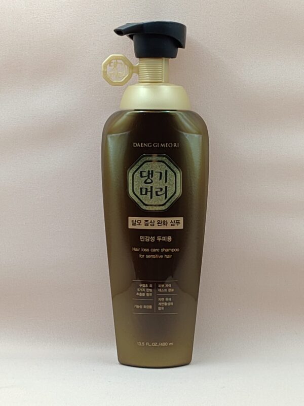 Шампунь против выпадения волос для чувствительной кожи головы Daeng Gi Meo Ri Hair Loss Care Shampoo For Sensitive Hair, 400 ml